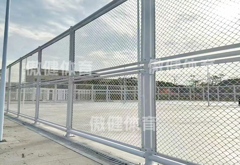 湖州篮球场围网围栏图片，衢州足球场勾花围网安装施工流程视频，成都勾花包塑围网材料厂家报价表，围网高度标准尺寸，篮球场4m高勾花围网多少钱一平方， 足球场栏杆围栏围网防护栏材料厂家价格，口字形日字形围网定制颜色，
