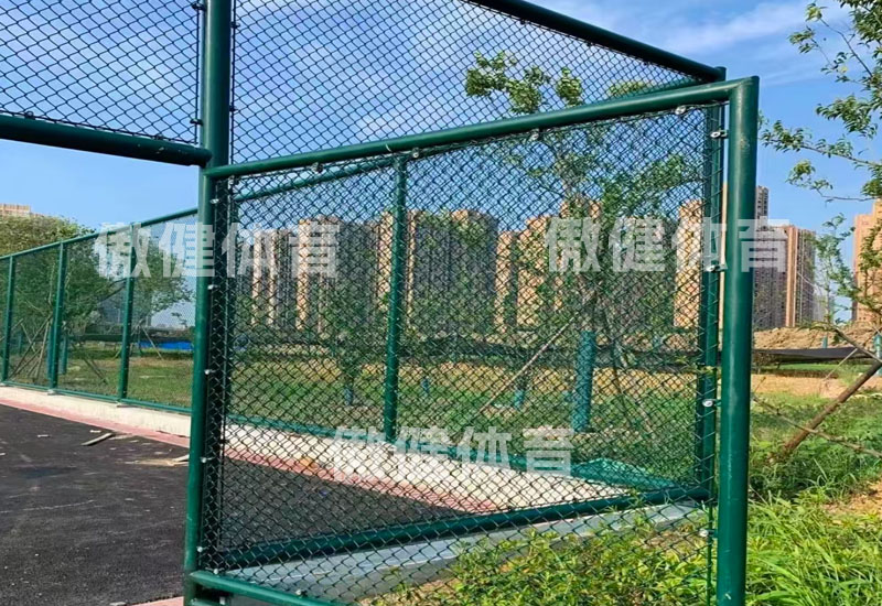 上海篮球场围网围栏图片，杭州足球场勾花围网安装施工流程视频，宁波勾花包塑围网材料厂家报价表，围网高度标准尺寸，绍兴4m高围网多少钱一平方， 球场栏杆围栏围网防护栏材料厂家价格，口字形日字形围网定制颜色，