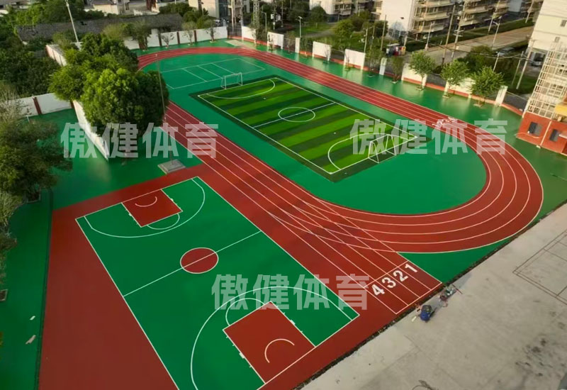 上海透气型塑胶跑道多少钱一平，上海团标2.0透气型塑胶跑道和混合型塑胶跑道的区别，兰州塑胶跑道厂透气型家价格表，上海透气型塑胶跑道施工图片视频，透气型塑胶跑道一般做多厚，混合型塑胶跑道和复合型有什么区别，预制型塑胶跑道图片，透气型塑胶跑道材料生产厂家,13mm透气型塑胶跑道做法