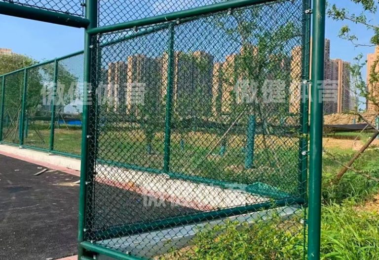 上海篮球场围网围栏安装多少钱一米，杭州足球场勾花围网安装施工流程视频，宁波勾花包塑围网材料厂家报价，篮球场围网标准高度尺寸，绍兴4m高围网多少钱一平方， 球场栏杆围栏围网防护栏材料厂家价格，口字形日字形围网定制颜色，