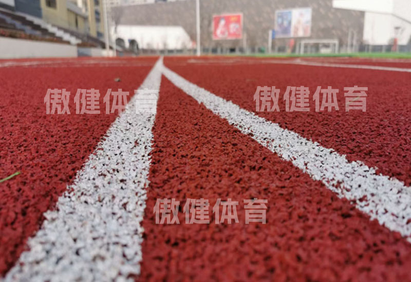 杭州透气型塑胶跑道多少钱一平，杭州透气型塑胶跑道和混合型塑胶跑道的区别，余杭塑胶跑道厂透气型家价格表，临平透气型塑胶跑道施工图片视频，萧山透气型塑胶跑道一般做多厚，西湖区预制型塑胶跑道图片，透气型塑胶跑道材料生产厂家,13mm透气型塑胶跑道做法